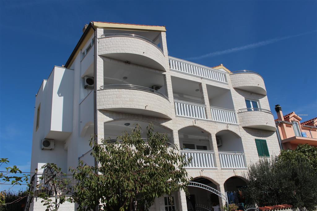 32-11318-Chorvátsko-Vodice-Villa-Ruža-s-bazénom-izby-s-polpenziou-50690